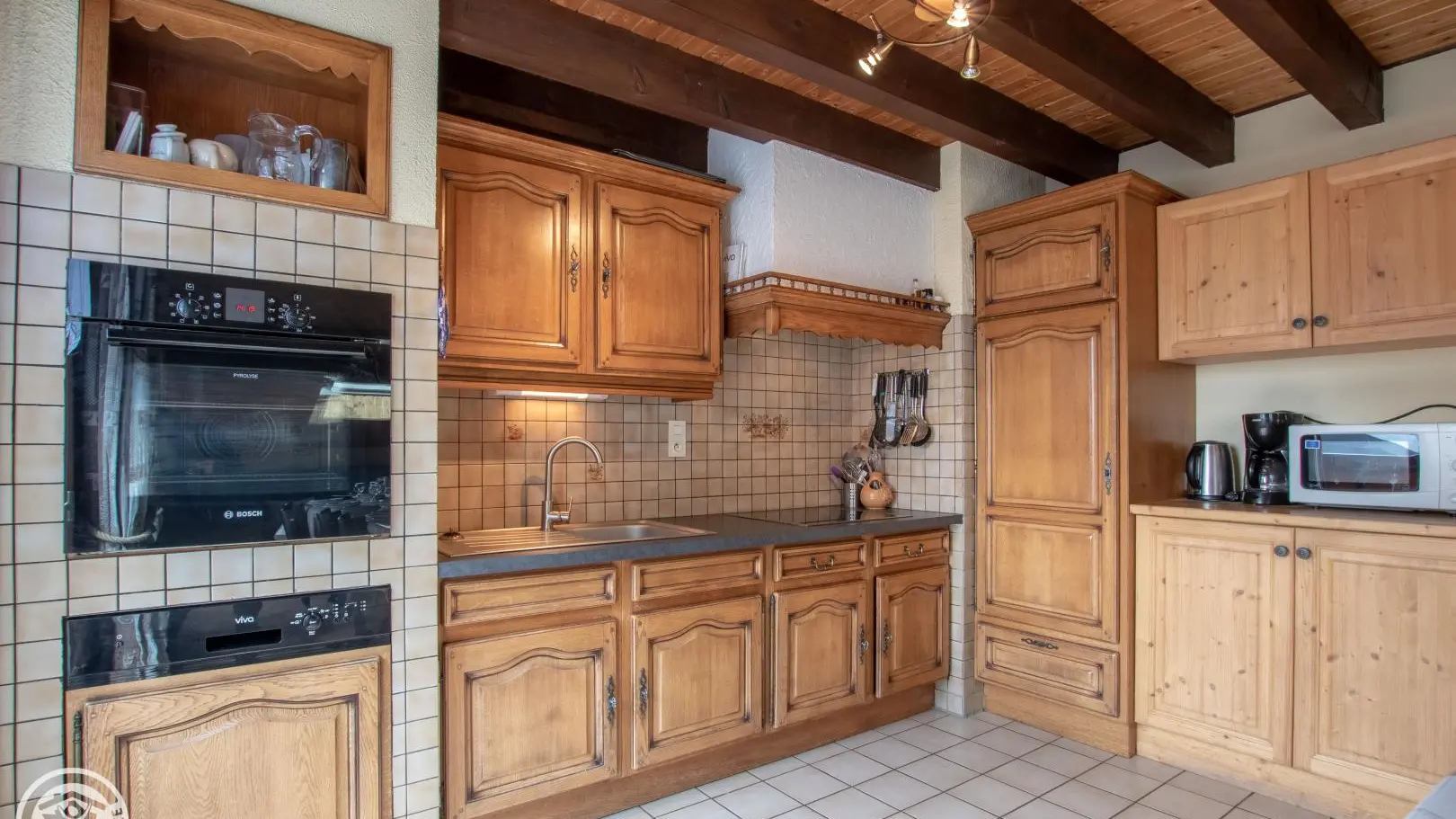 Coin cuisine bien équipé.