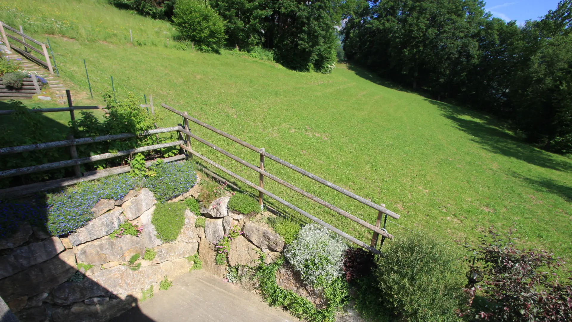 Le parking exterieur pour 1 véhicule