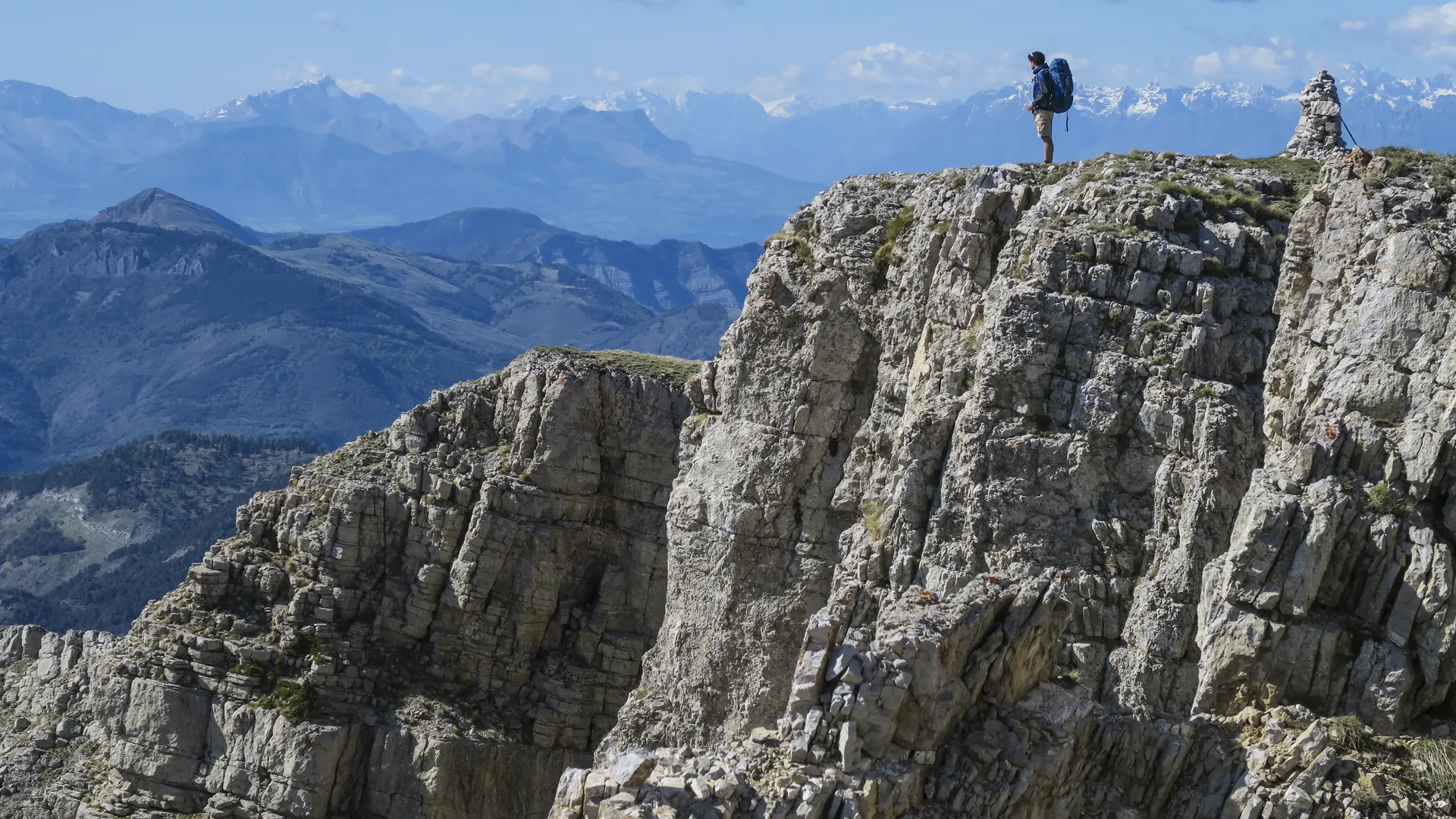 Randonneur sur la crête de Géruen