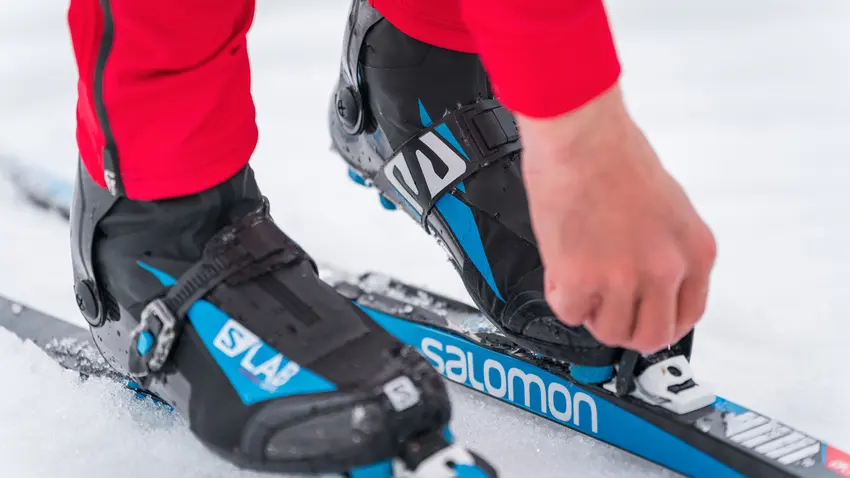 Gros plan sur les skis du moniteurs