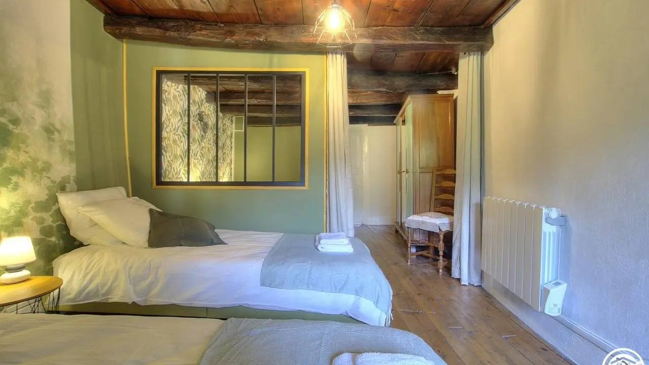 Chambre 2 / 2 espaces - 4 personnes 
(4 lits 90 à l'étage)