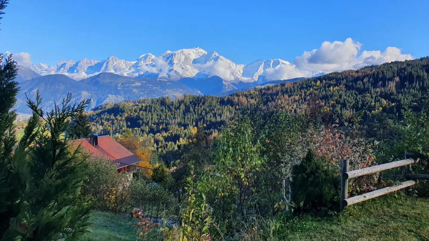 A l'angle du chalet, au rez de chaussée toujours une belle vue sur les montagnes