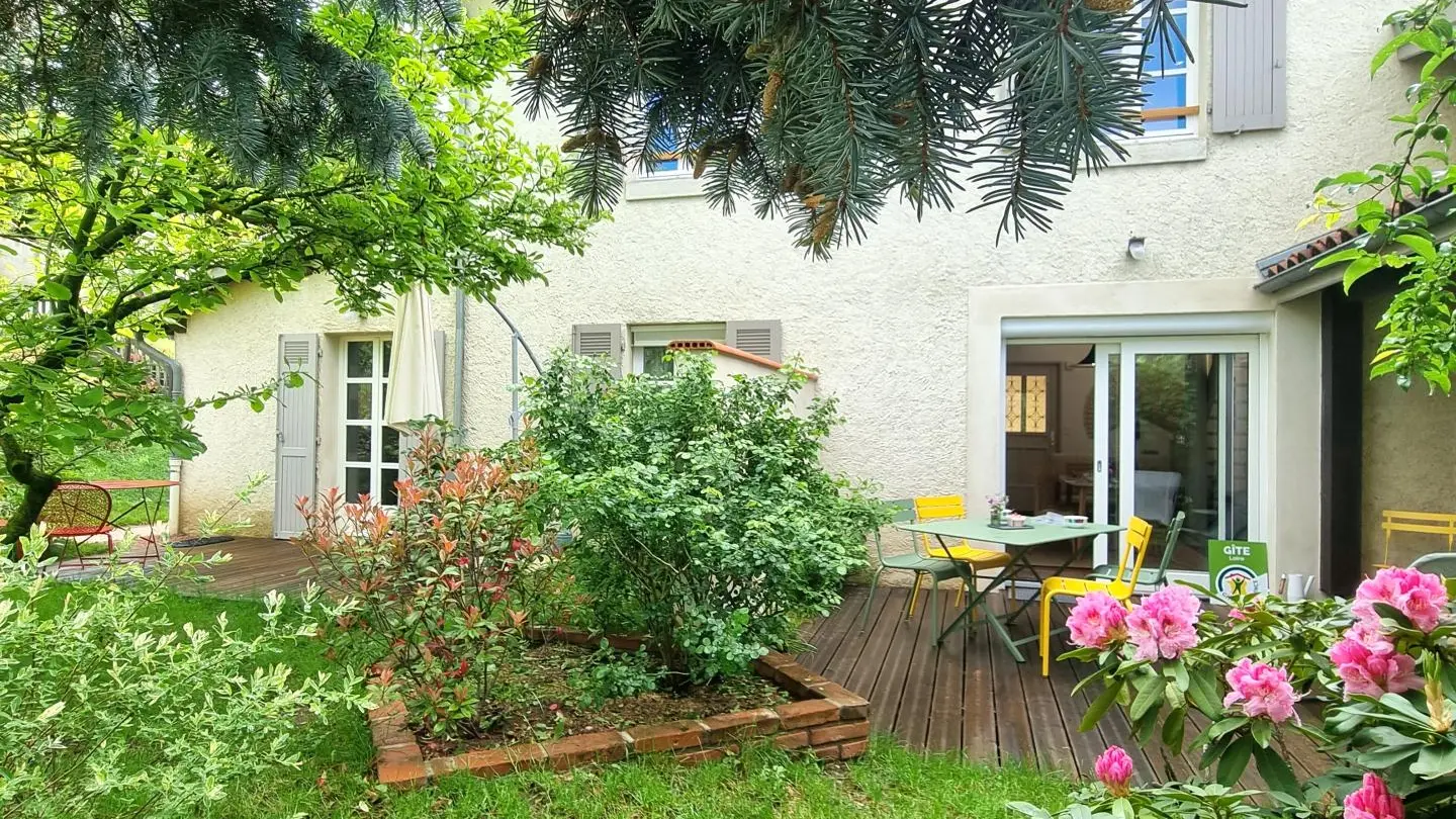 Les deux gîtes mitoyens disposant d'une entrée et d'une terrasse privative (à gauche La Petite Bulle / à droite la Bulle).