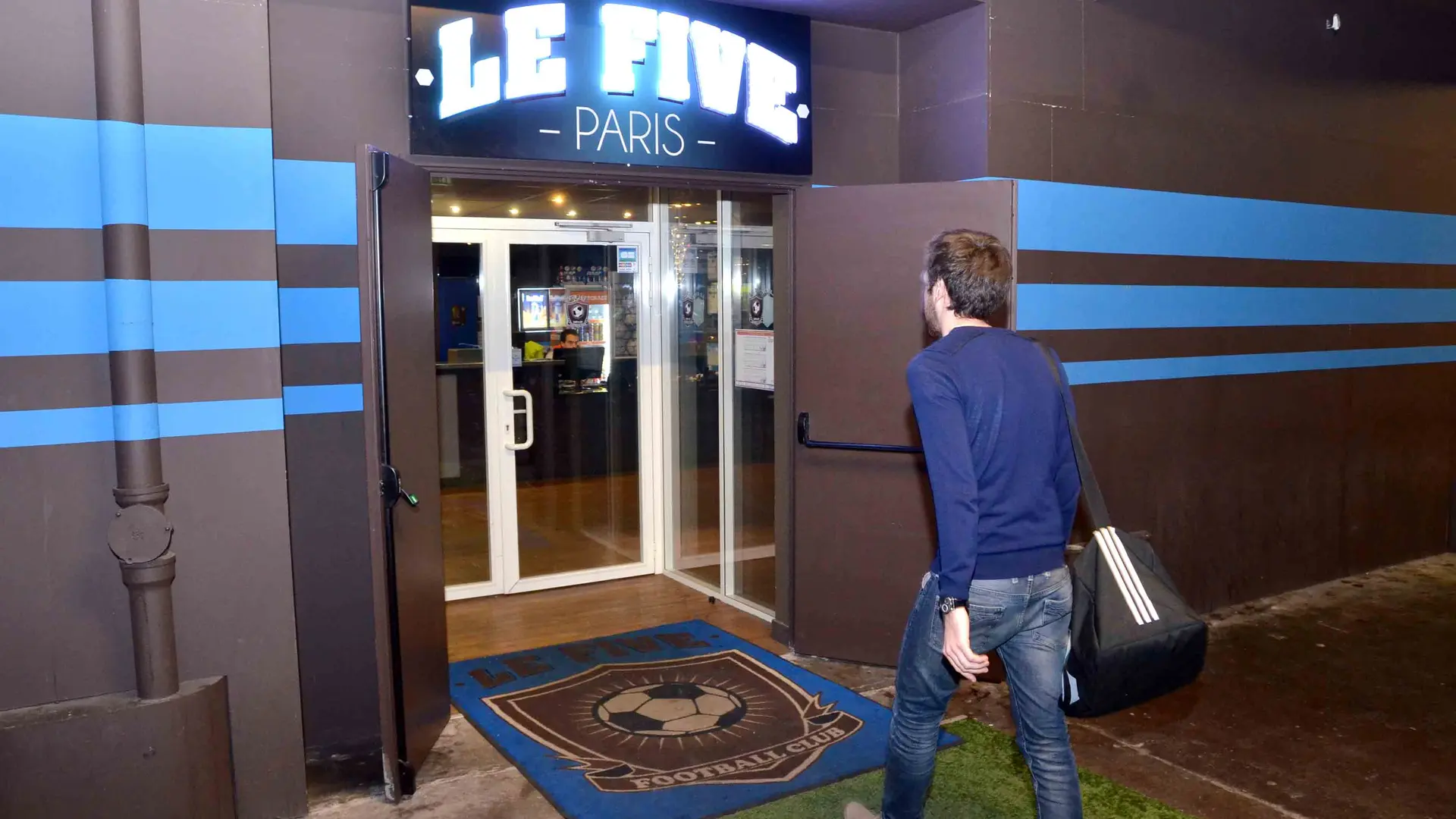 Le Five, terrain de football en gazon synthétique, ouvert à tous, différents lieux en Ile-de-France 2016.