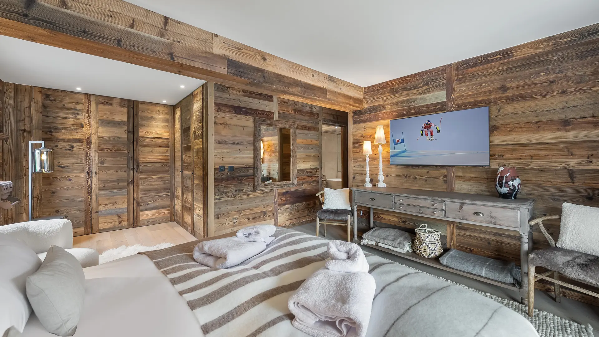 Chambre double, espace dressing, télévision