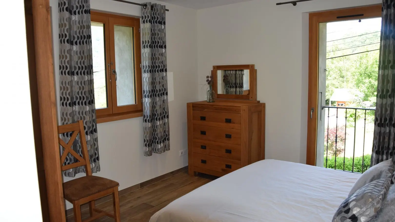 Chambre à grand lit au premier étage