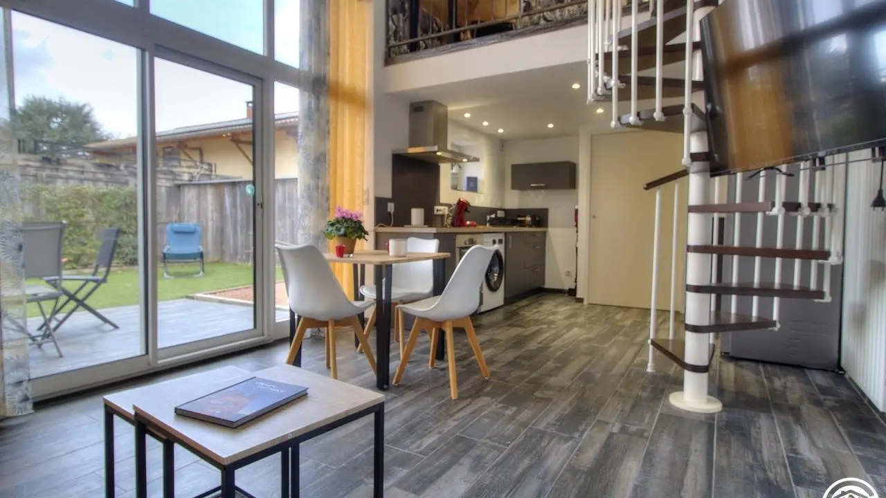 Vue sur la pièce de vie avec ses extérieurs