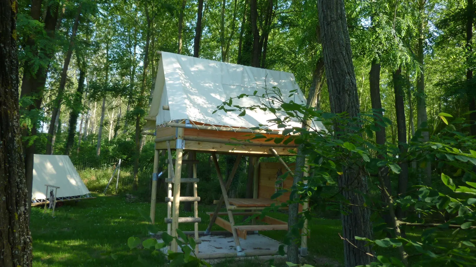 Tente-bivouac du camping du lac de Cormoranche
