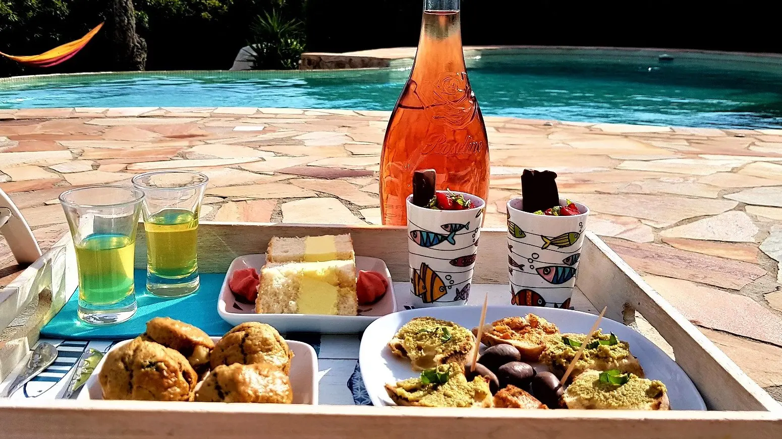 Savourez votre plateau apéro au bord de la piscine