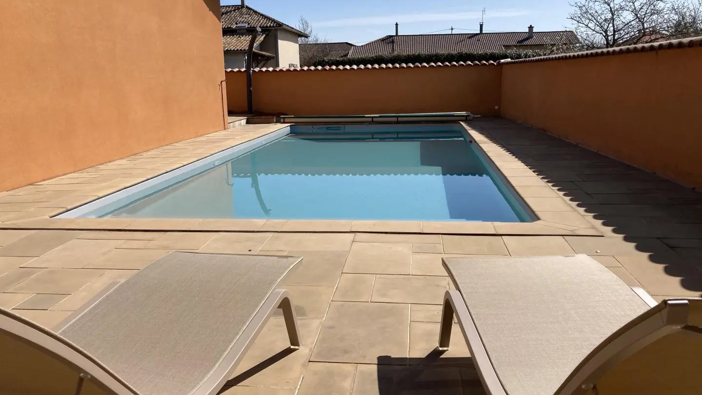 Vue sur la piscine depuis la terrasse