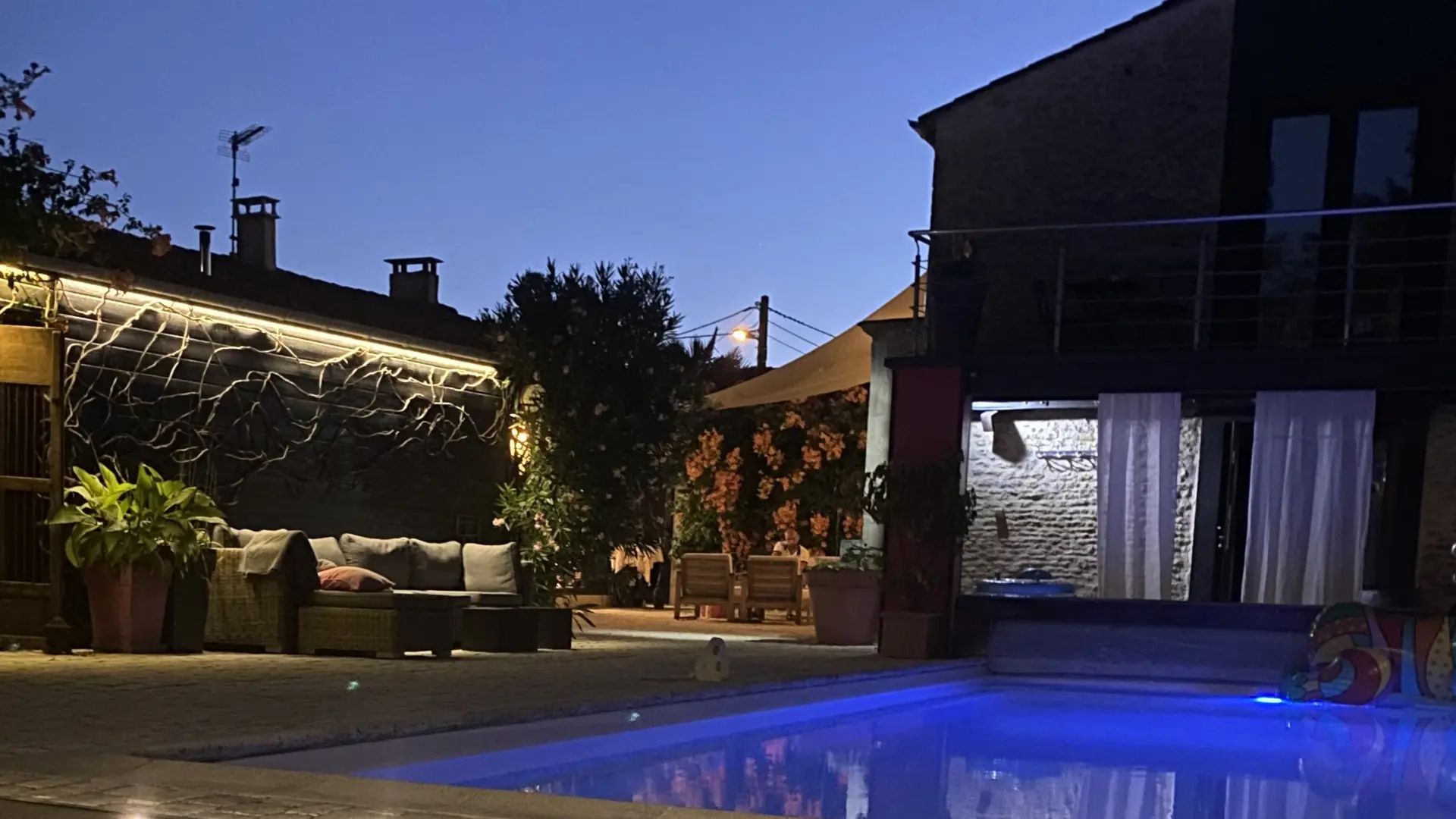 Piscine terrasse de nuit