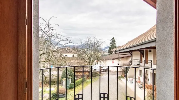 Vue depuis porte de la salle d'eau