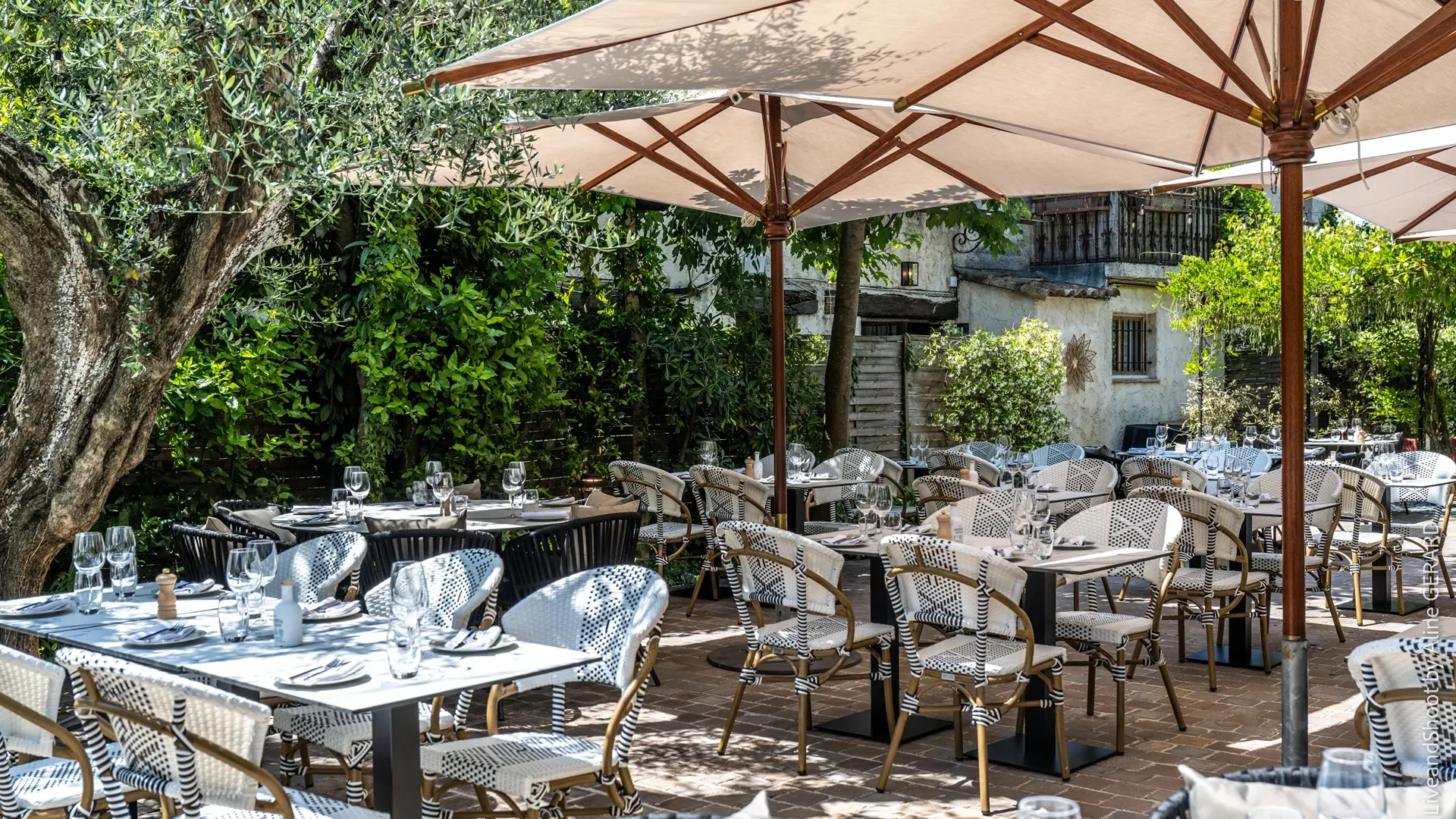 Tables terrasse extérieure restaurant Laflora Mougins