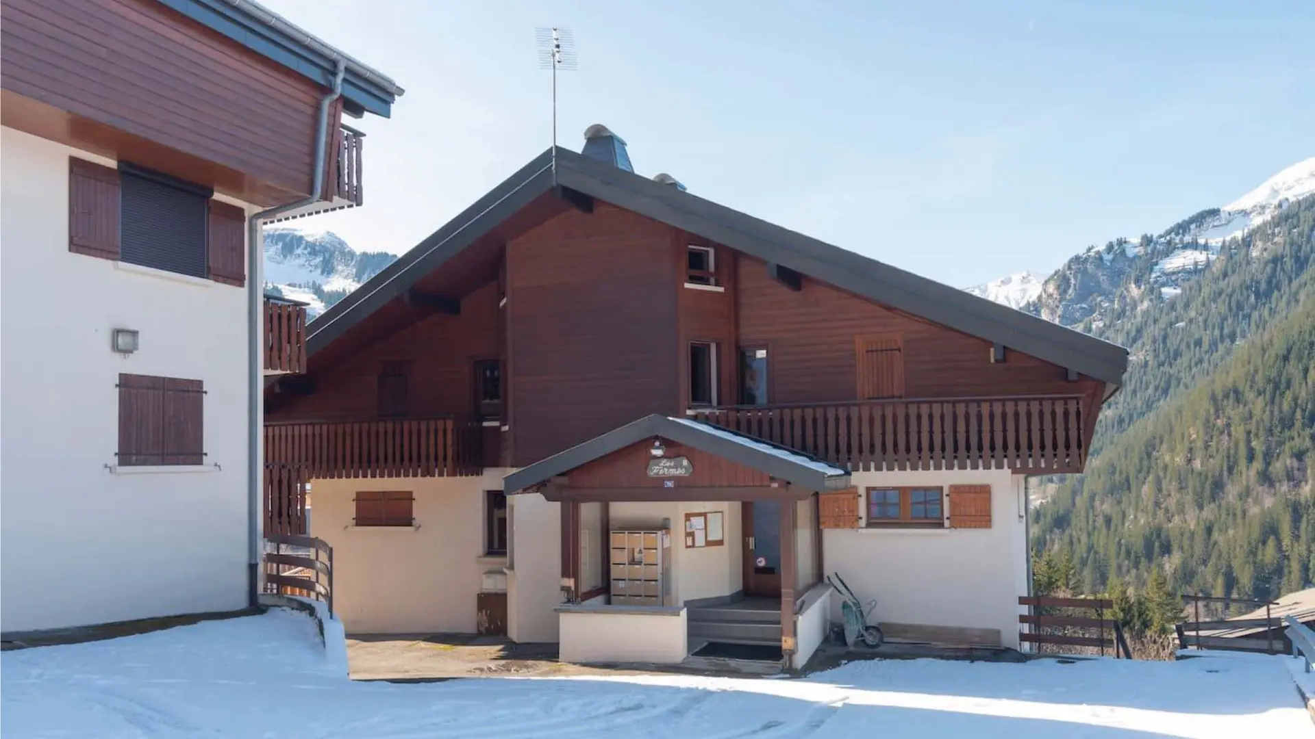 Entrée de la résidence Les fermes B à Châtel avec parking privé