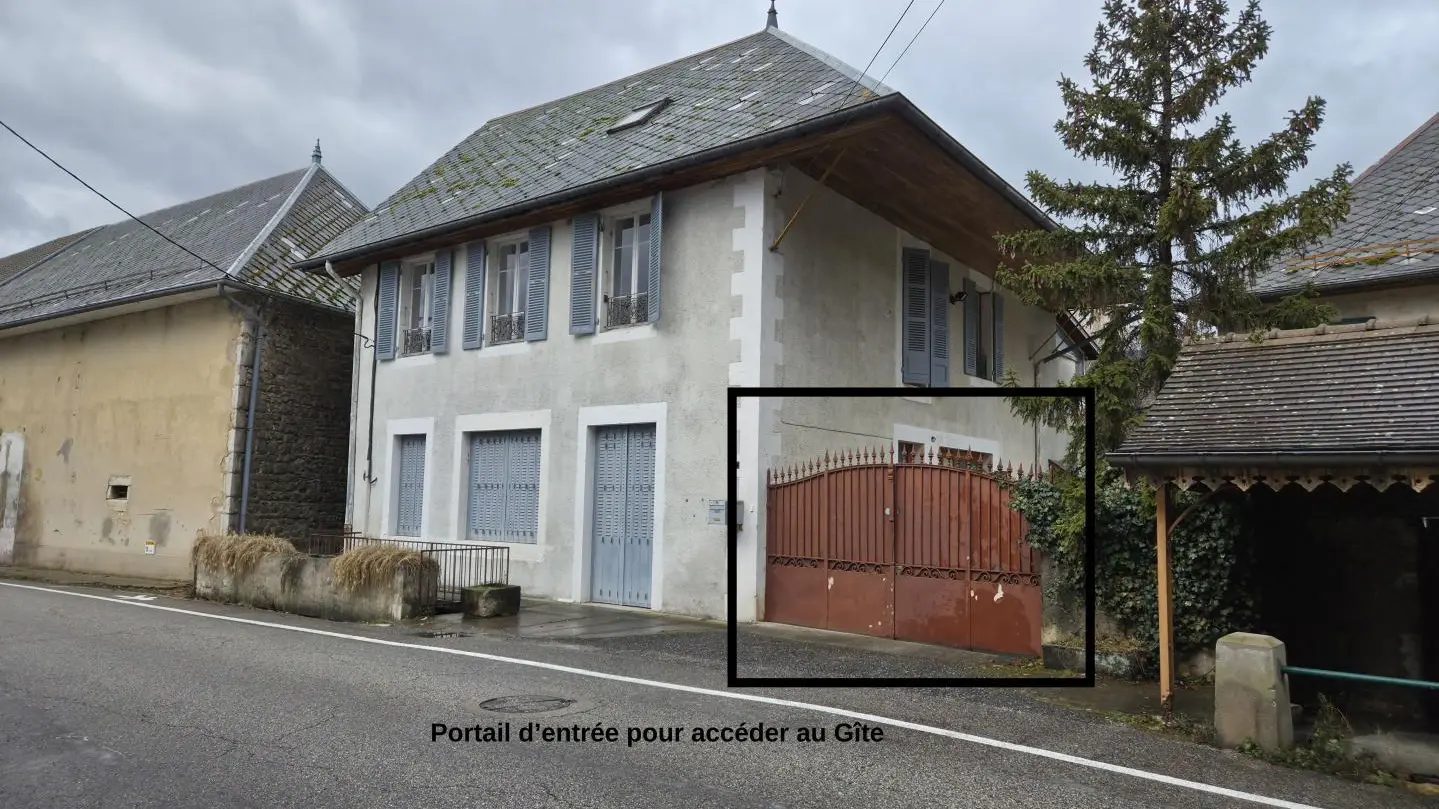 Vue sur l'entrée pour accéder au Gîte (maison des propriétaires).