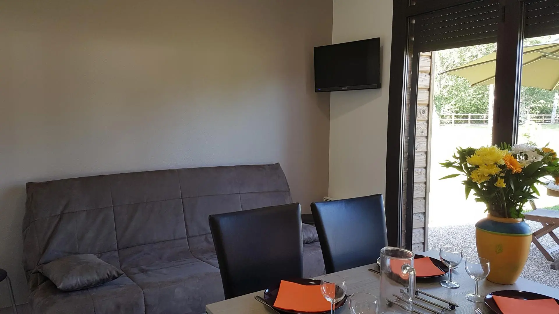 Séjour avec cuisine équipée et salon (banquette convertible).