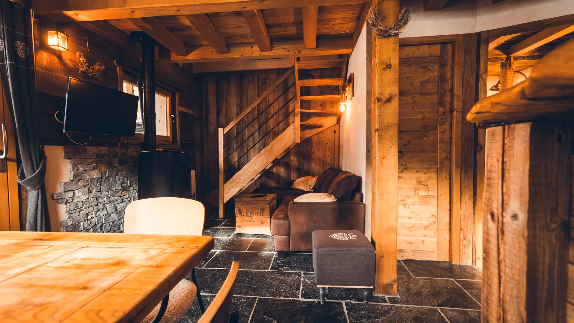 Coin salon, escalier désservant l'étage