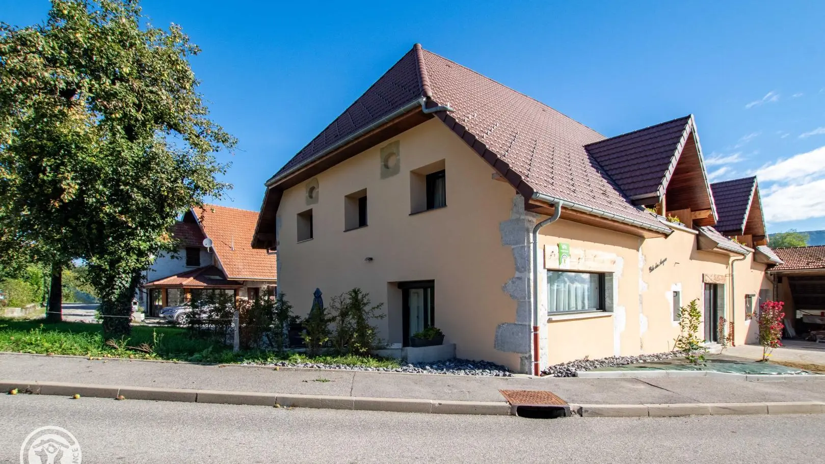 Terrasse privative (vue bord de route)