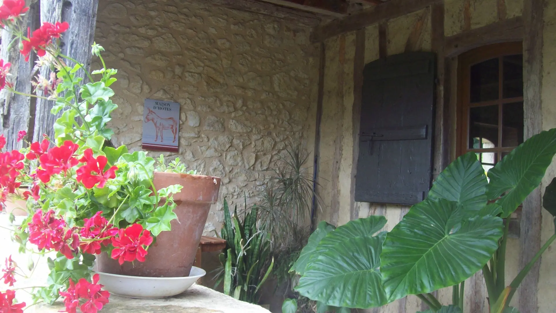 auvent de la maison des propriétaires où sont servis les petits déjeuners l'été