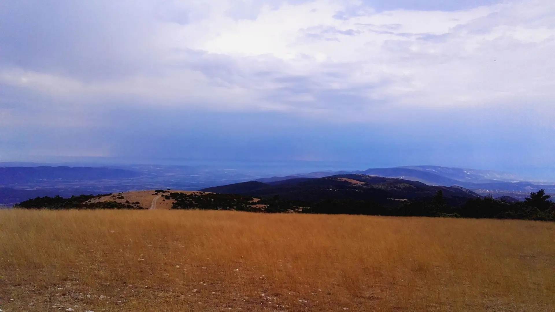 Les crêtes vers l'ouest et le Petit Luberon