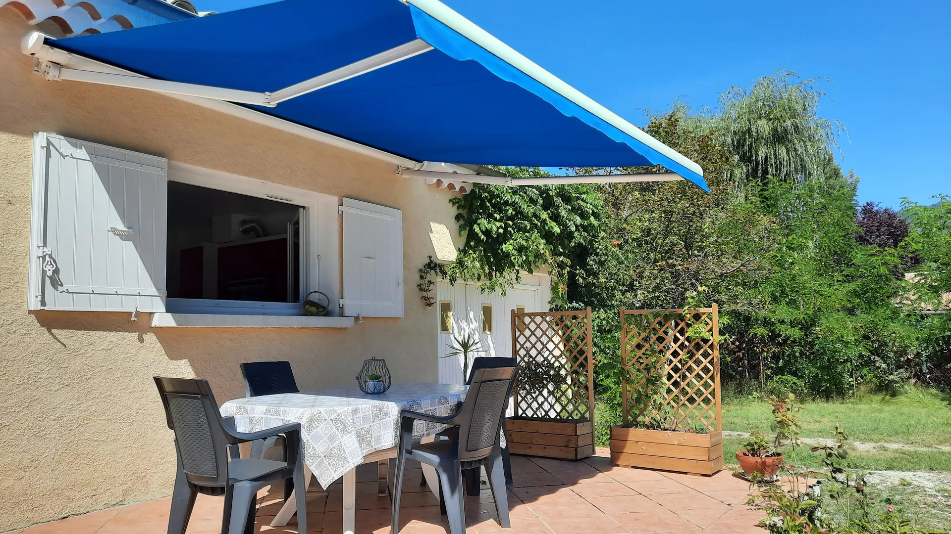 Coin repas sur terrasse au Sud