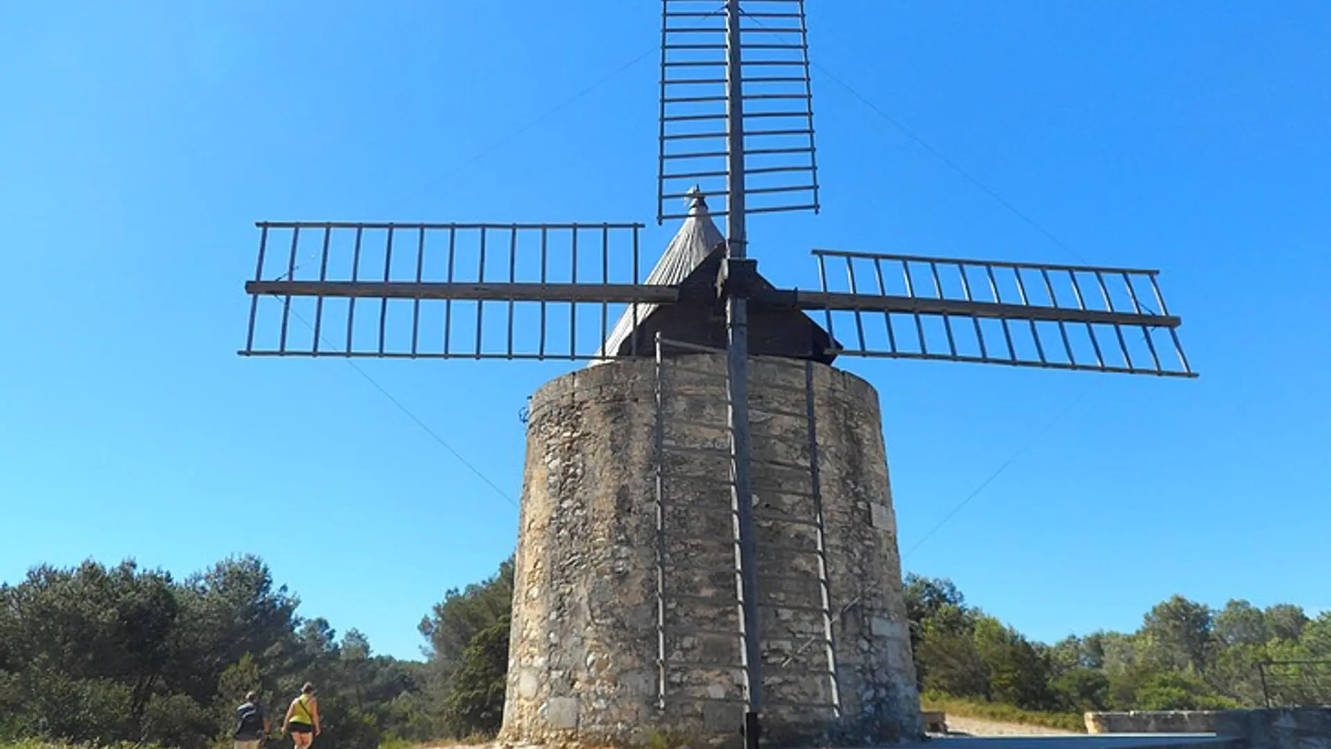 Promenade près des moulins de Daudet