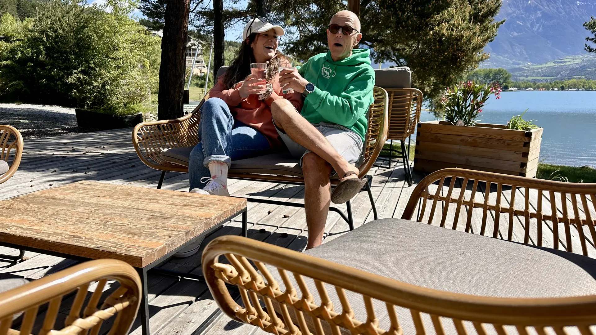 Terrasse au bord de l'eau pour boire un verre