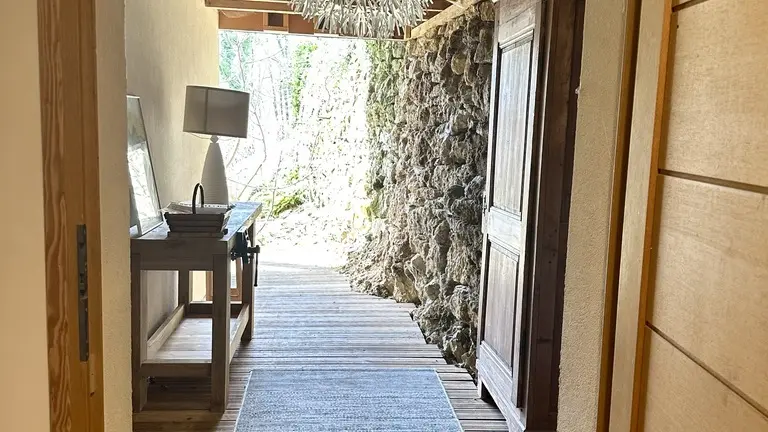 Le passage couvert qui marque la jonction entre la grange d'origine et l'extension en bois