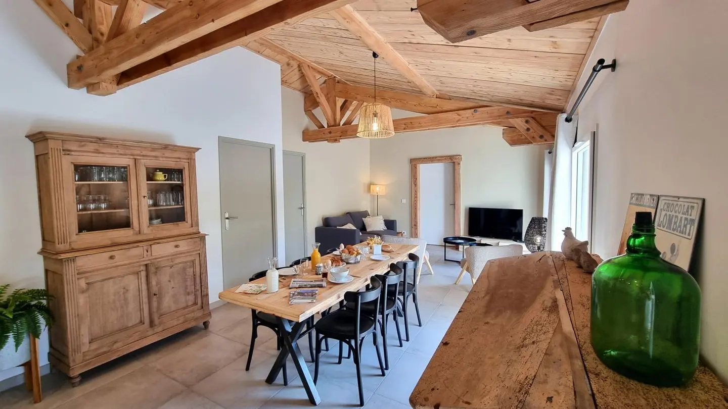 Séjour avec cuisine ouverte sur la salle à manger et le salon.