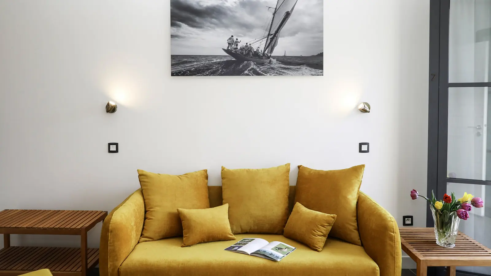 Canapé du salon de la suite « Côté jardin »