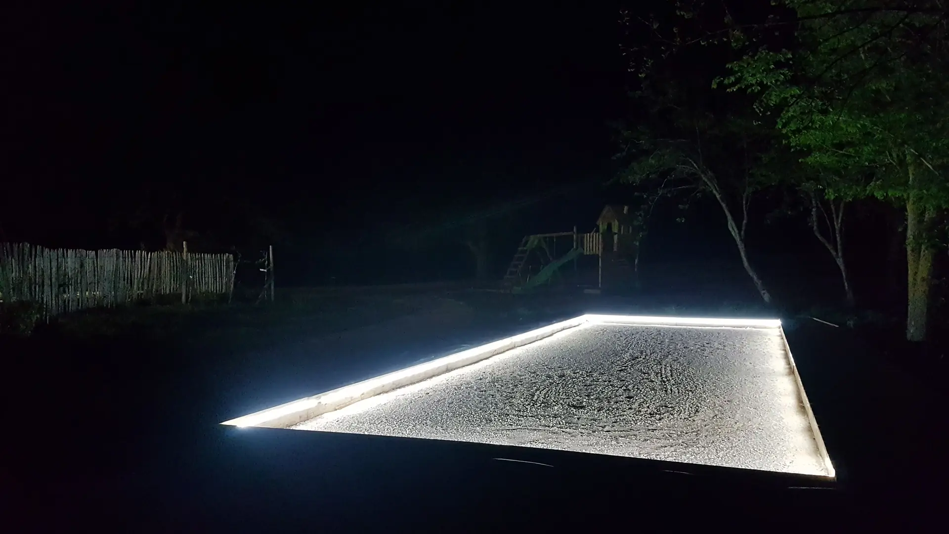 terrain de pétanque éclairé