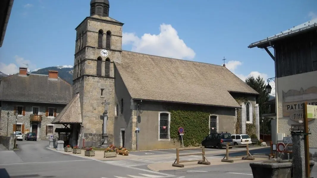 Église du village à 150 mètre du gîte et son clocher à bulbe