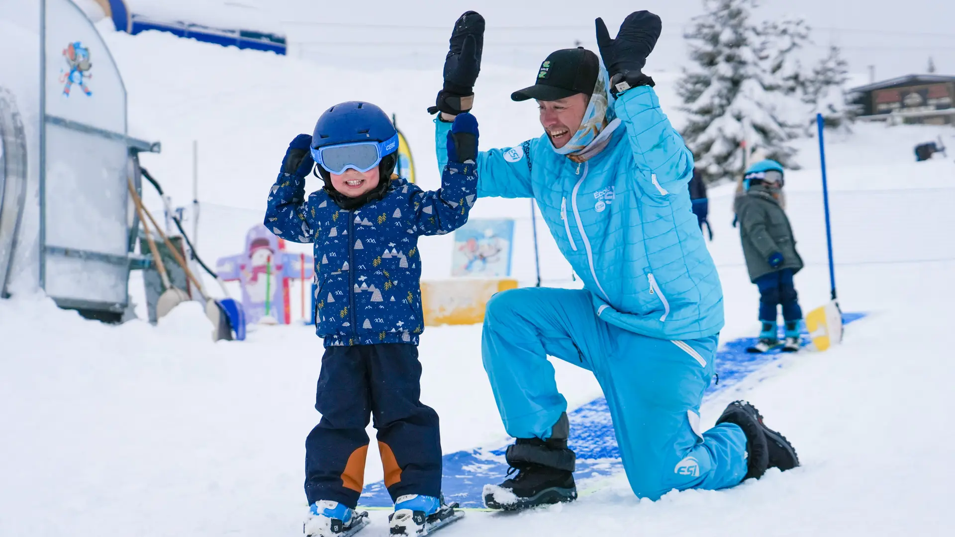 Enfants et moniteurs qui jouent