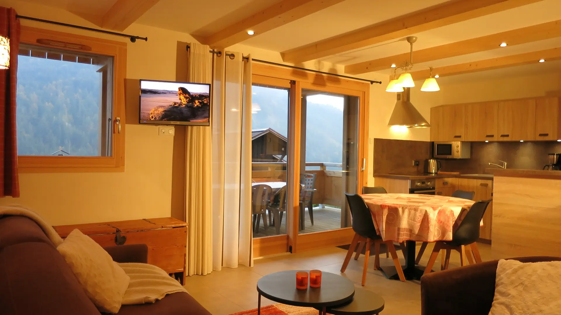 Séjour avec canapé et télévision/Living room with a sofa and a television-Boiseraie n°1-Le Grand-Bornand