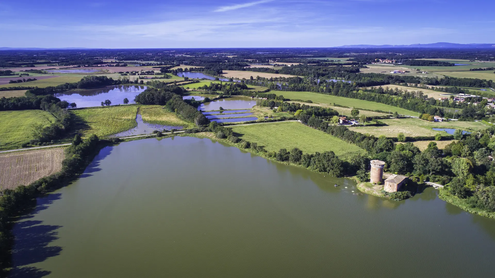 Vue aérienne du patchwork d'étangs en Dombes