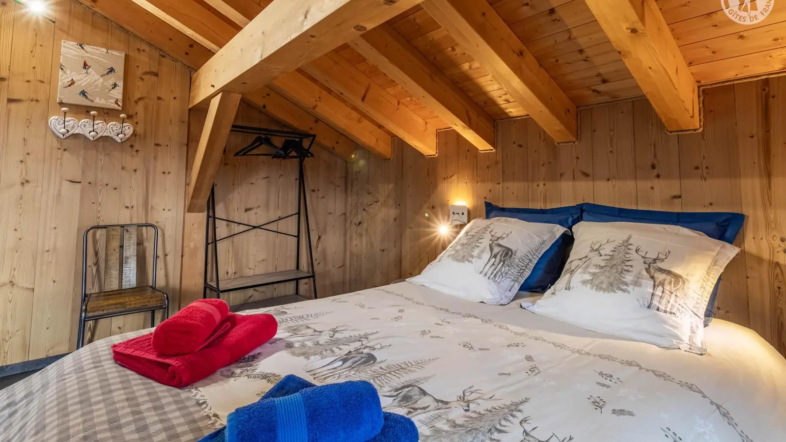 Chambre double avec télévision N° 2 avec douche et lavabo