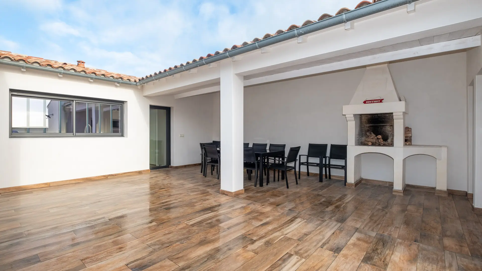 Terrasse avec salon de jardin et barbecue