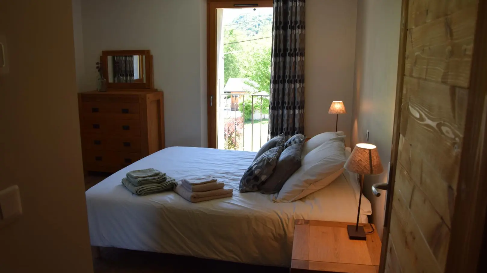 Chambre à grand lit au premier étage