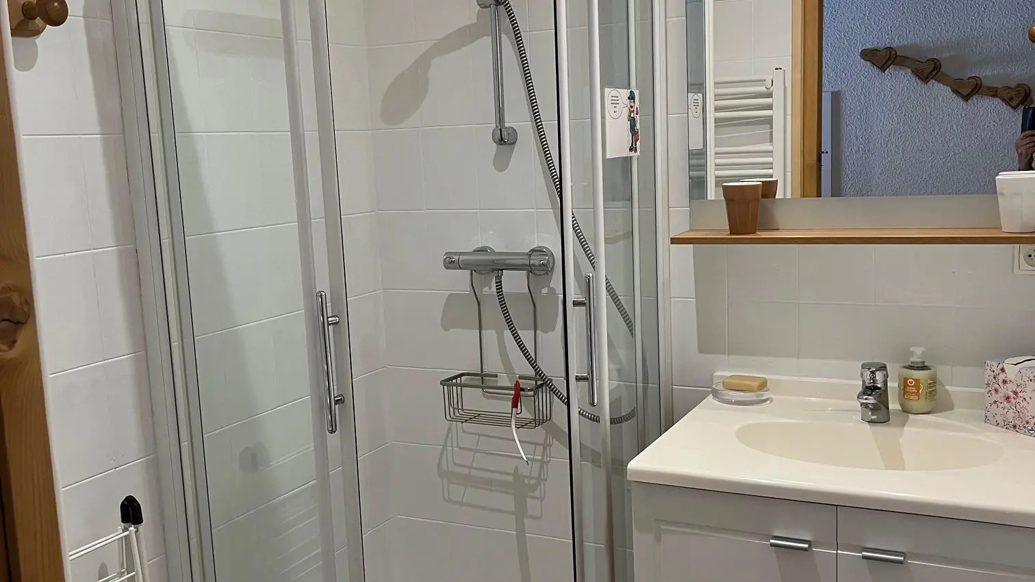 Salle de bain avec cabine de douche