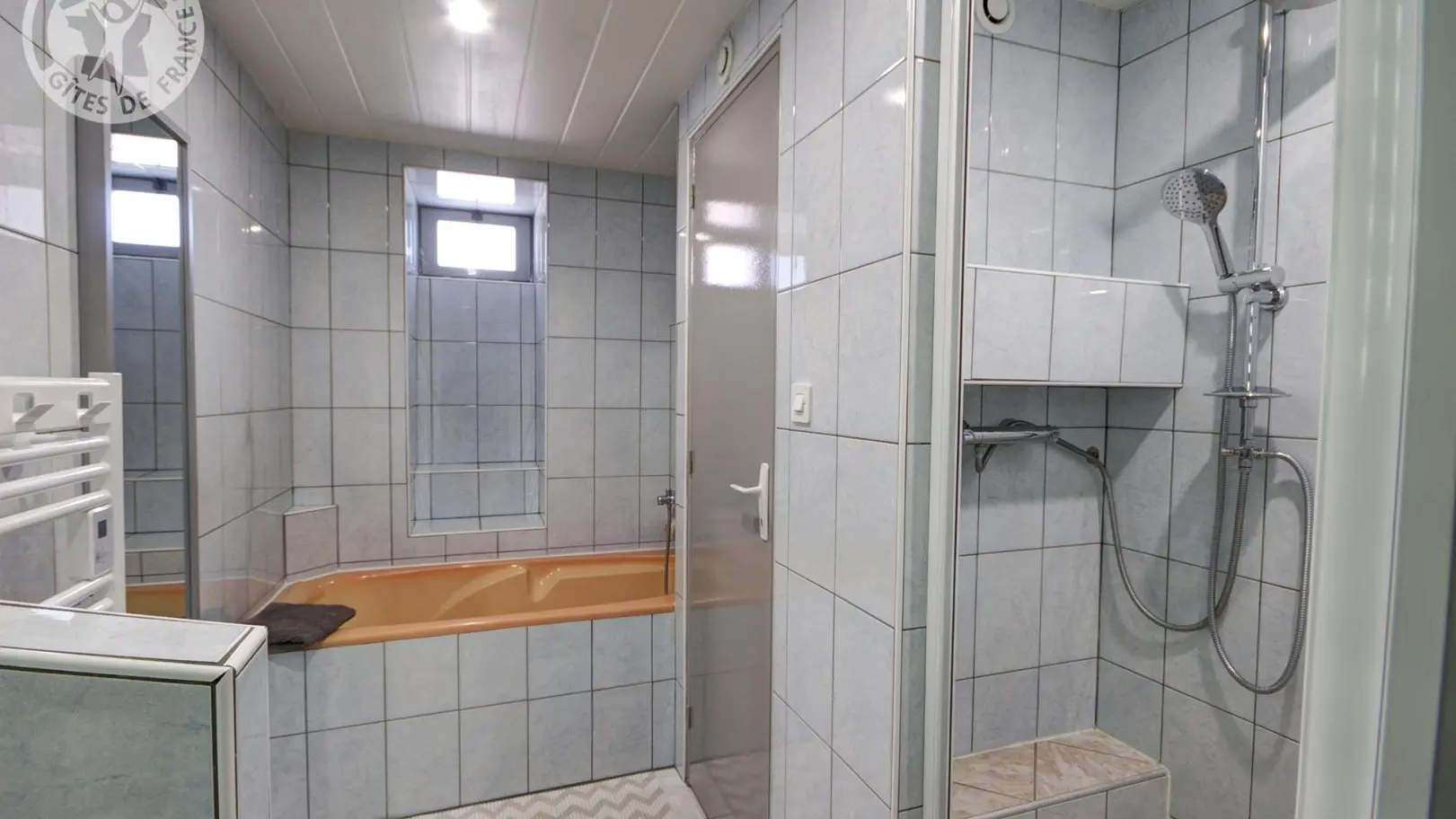 Salle d'eau au rez-de-chaussée avec douche et baignoire.