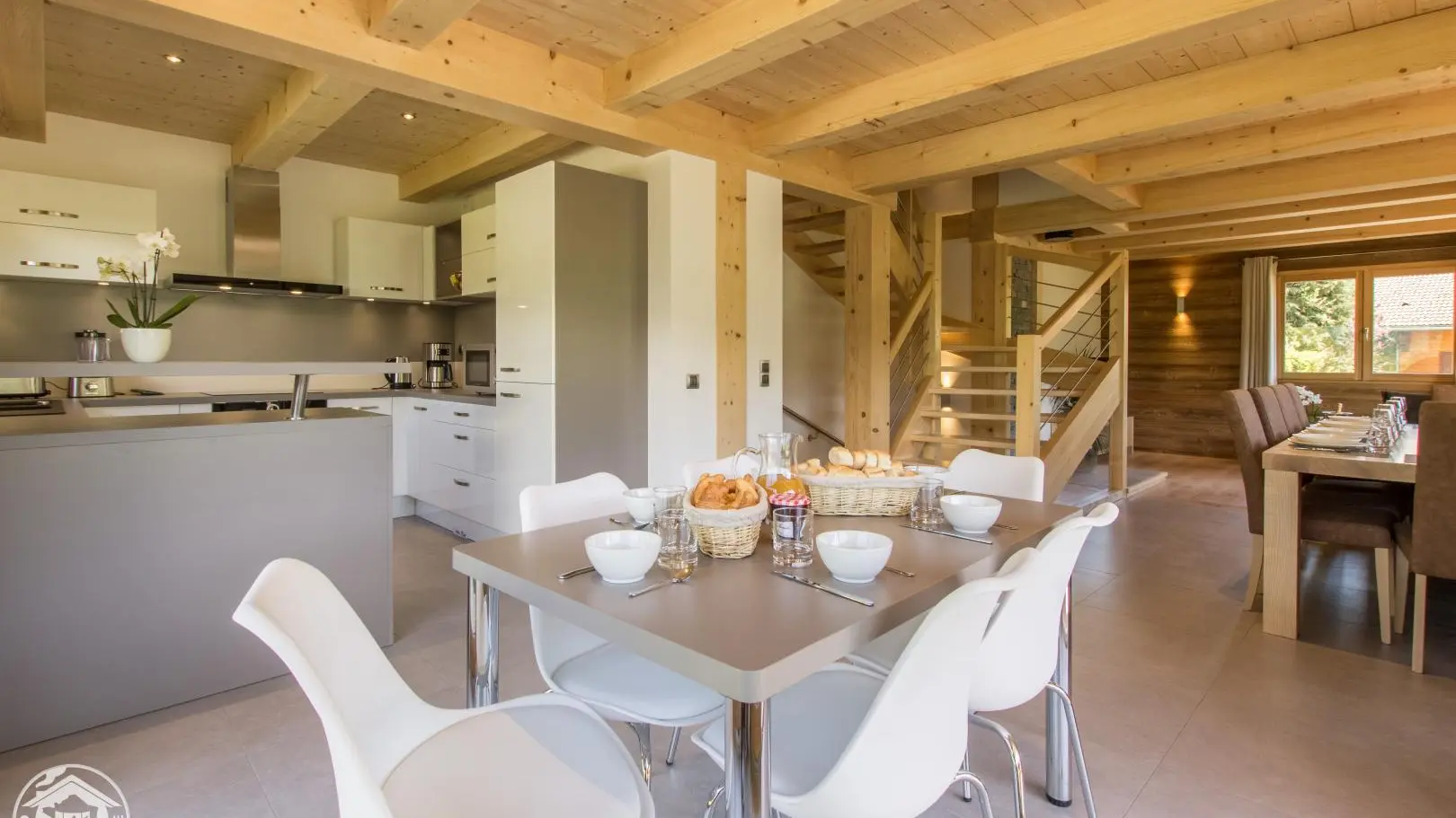 Pièce de vie avec cuisine ouverte sur séjour - salle à manger