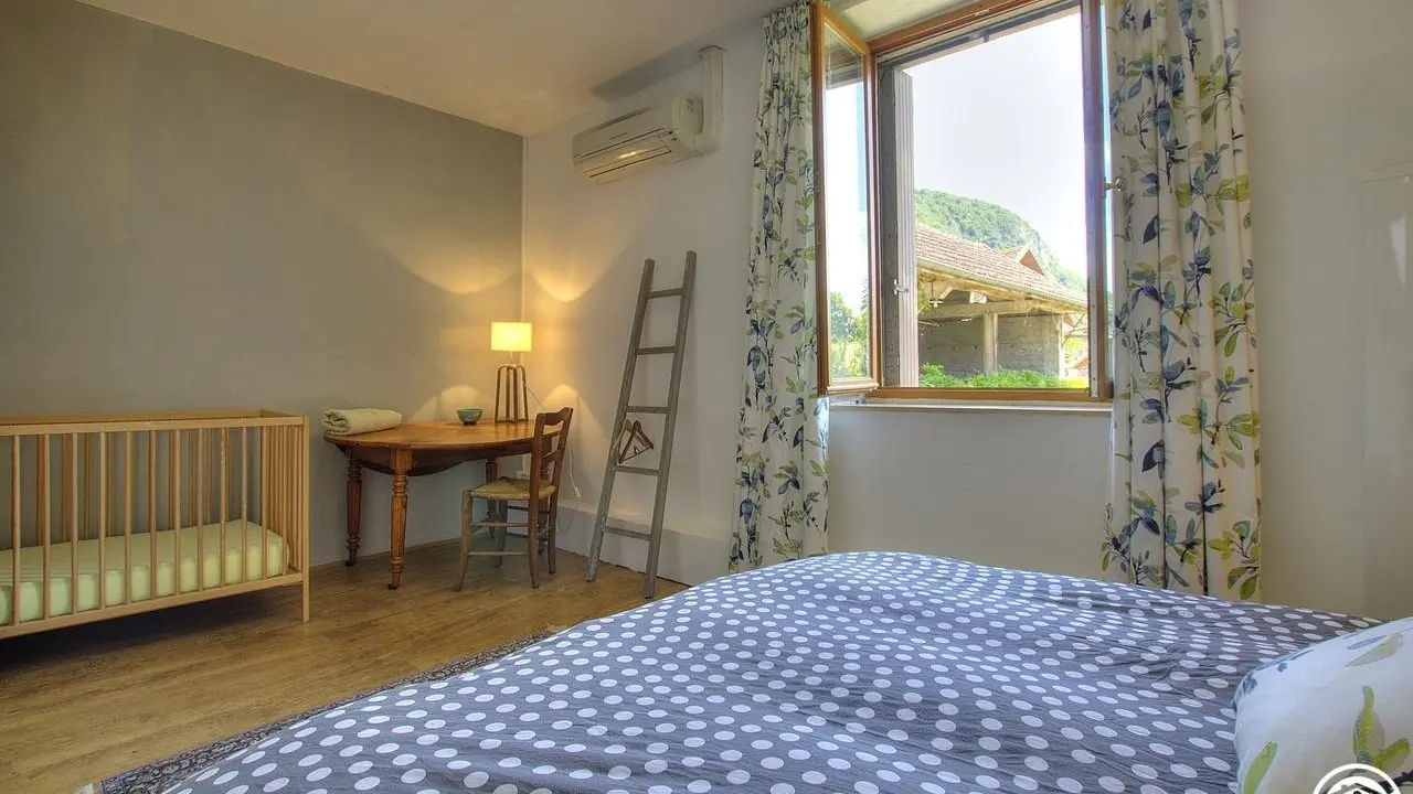 Chambre parentale avec lit bébé