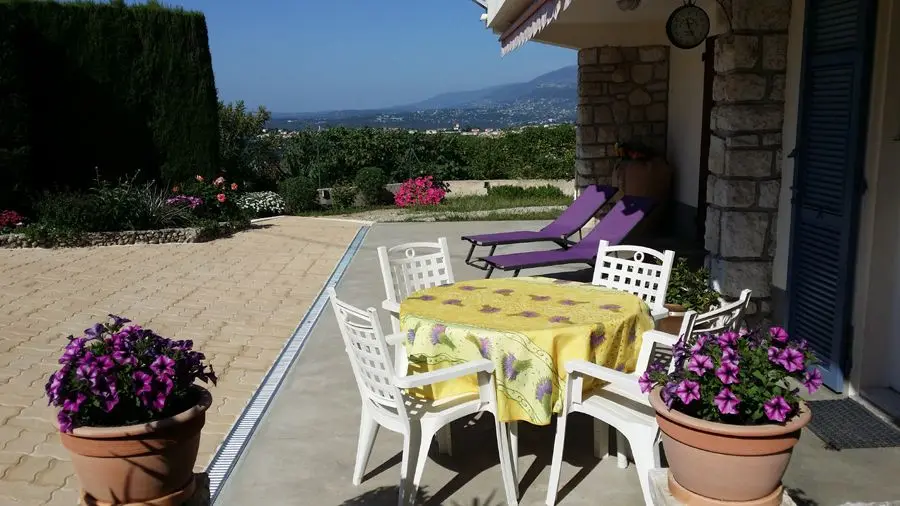 Le Mas de la Sirole-Coin repas extérieur-Colomars-Gîtes de France des Alpes-Maritimes