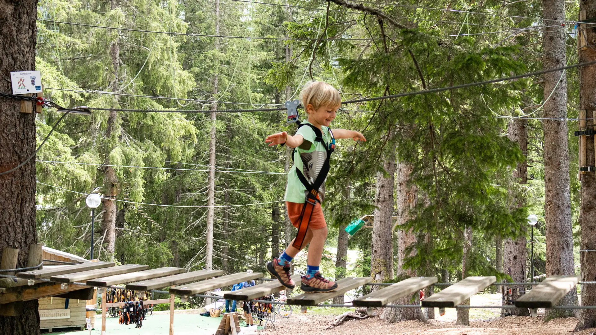 Garçon sur la partie échelle de l'accro kids