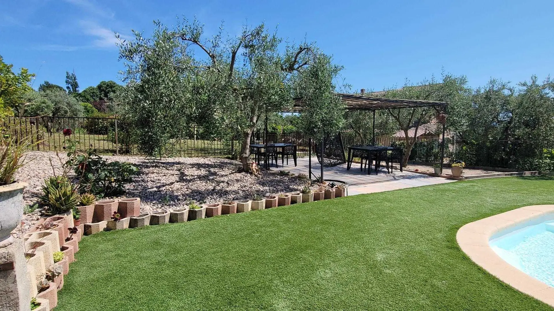 Piscine et espaces extérieurs communs aux deux Gîtes de la Bastide Centifolia à Grasse - Gîtes de France Alpes-Maritimes