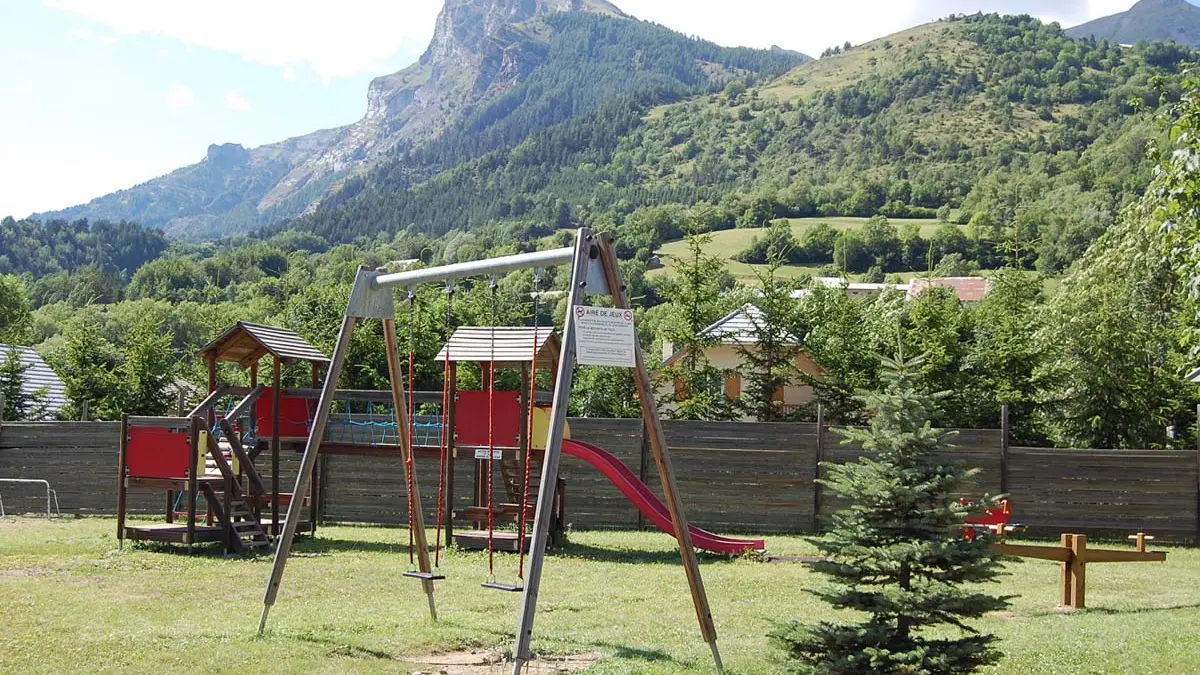 Aire de jeux du Camping Les 6 stations à Pont du Fossé, vallée du Champsaur