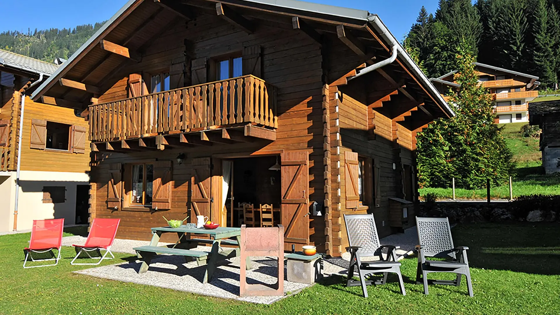 Le chalet en été - La Chanterelle à châtel