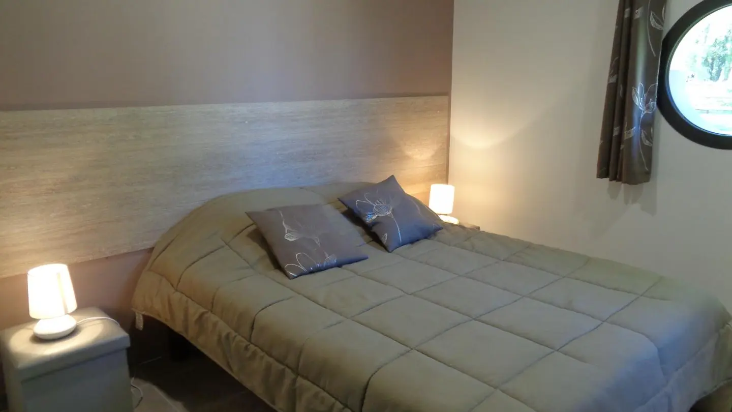 Chambre avec lit 140.