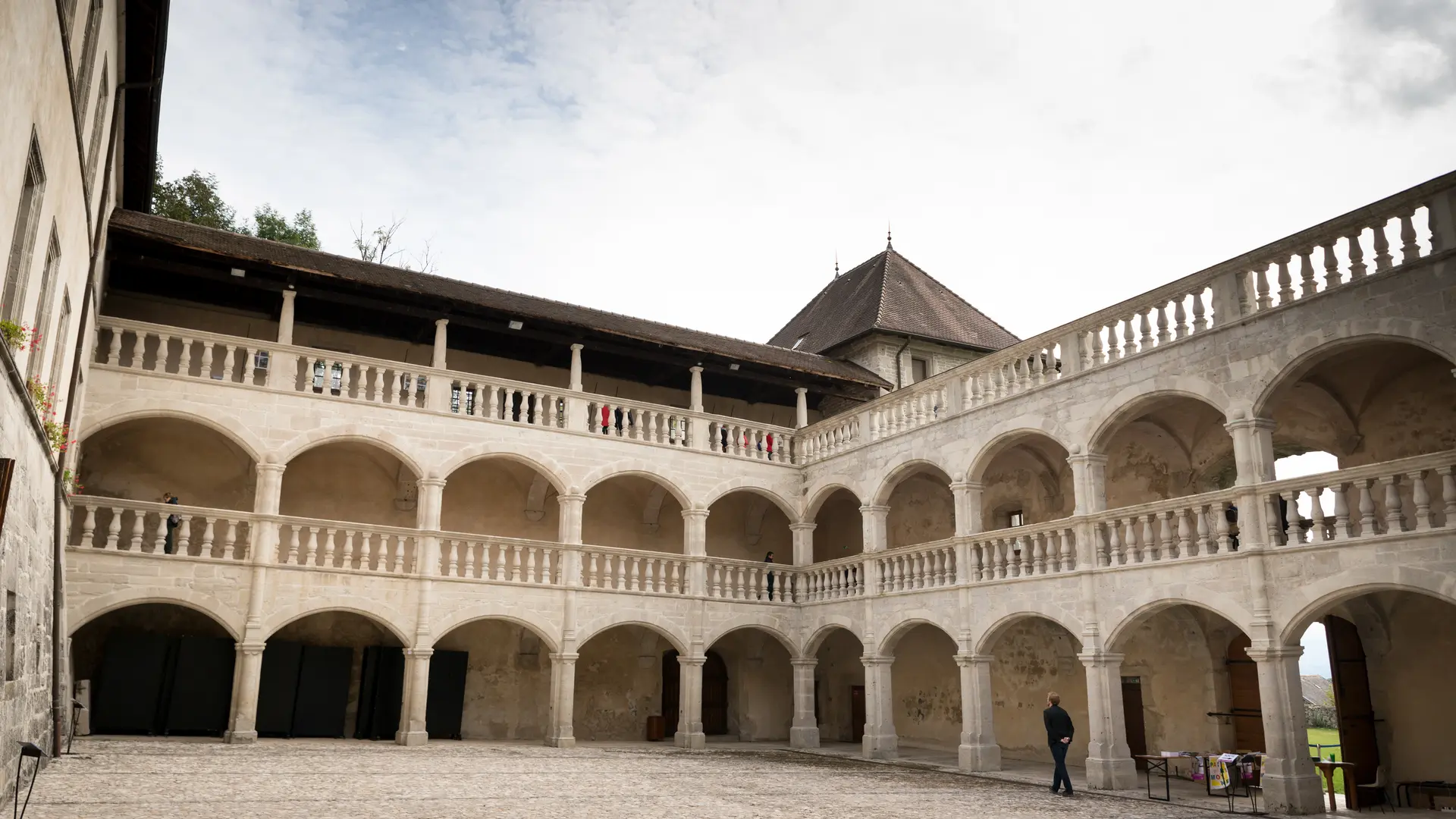 Cour du Château de Clermont