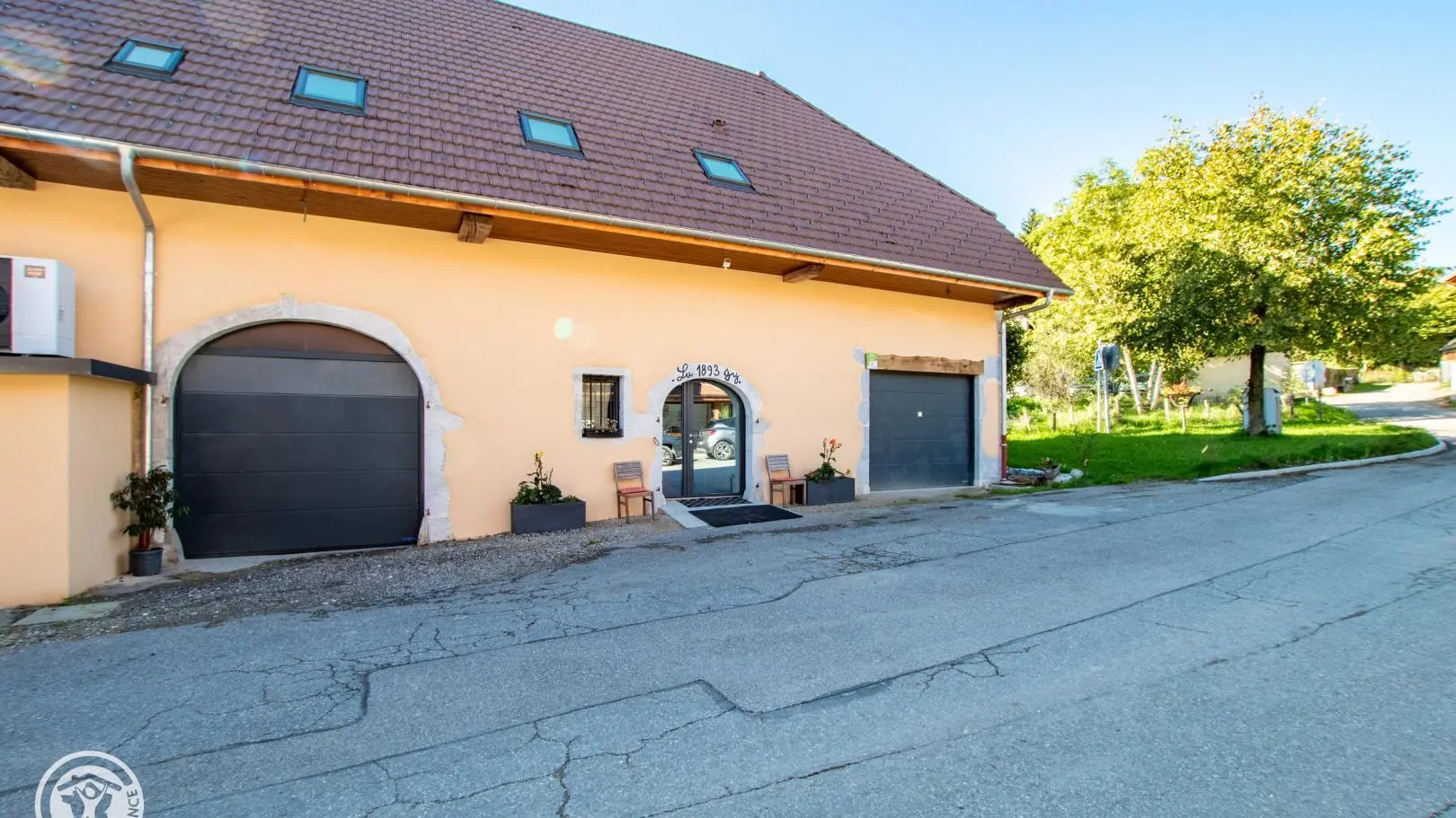 Accès piéton par sas commun avec gîte de l'étage